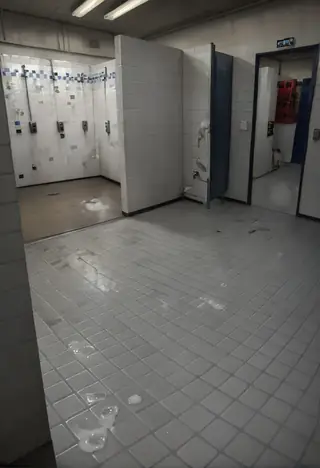 0989 Gym shower room
